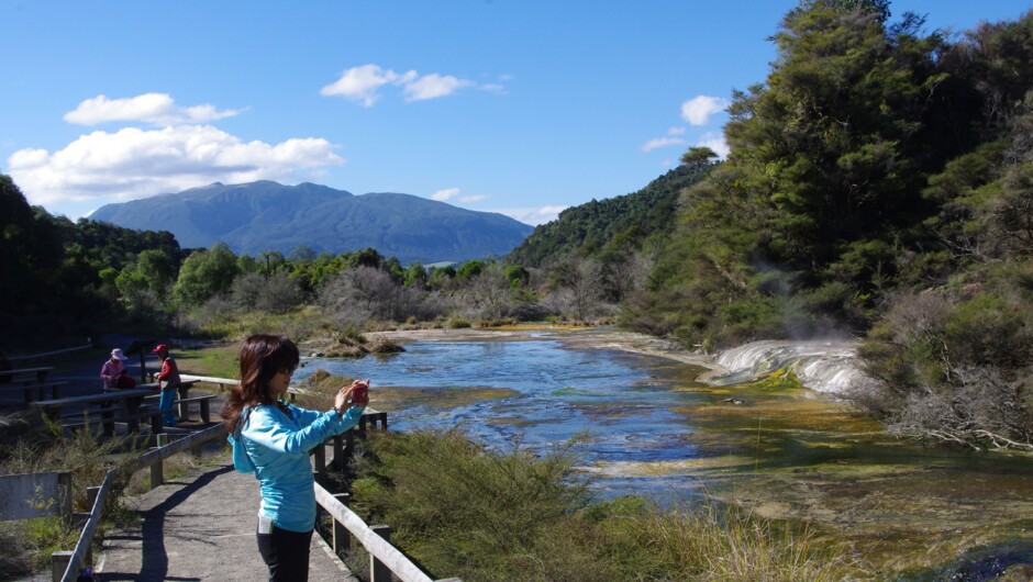 自然遊歩道を歩きながら地熱地帯のユニークな景観が楽しめます