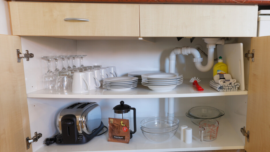 Bella Vista Motel Te Anau - Kitchenette cupboard